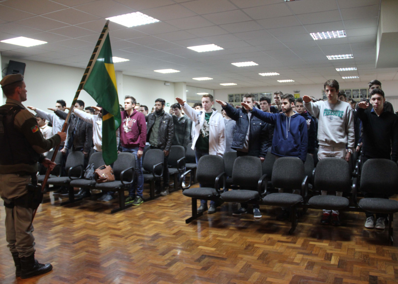 DISPENSADOS DO SERVIÇO MILITAR REALIZAM JURAMENTO À BANDEIRA
